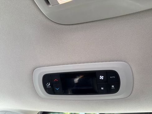 Used 2023 Chrysler Pacifica Touring-L FWD image 17