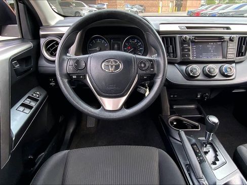 Used 2017 Toyota RAV4 LE FWD image 5