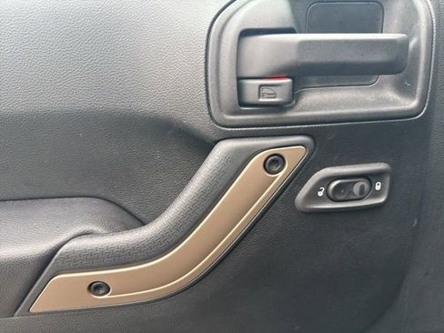 Used 2016 Jeep Wrangler Unlimited Sahara image 11