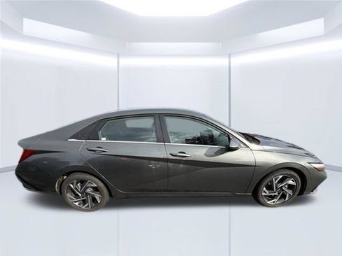 Used 2025 Hyundai Elantra SEL FWD image 5