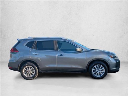 Used 2018 Nissan Rogue SV image 4