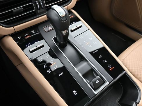 Used 2025 Porsche Macan AWD/4WD image 22