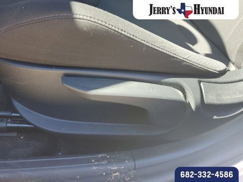 Used 2023 Hyundai Elantra Blue image 13