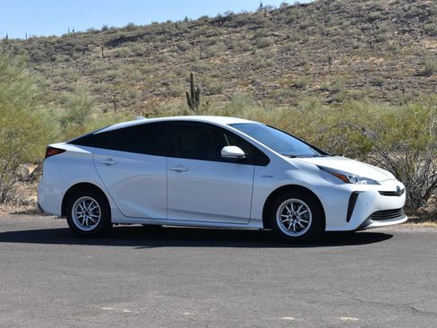 Used 2022 Toyota Prius LE FWD image 3