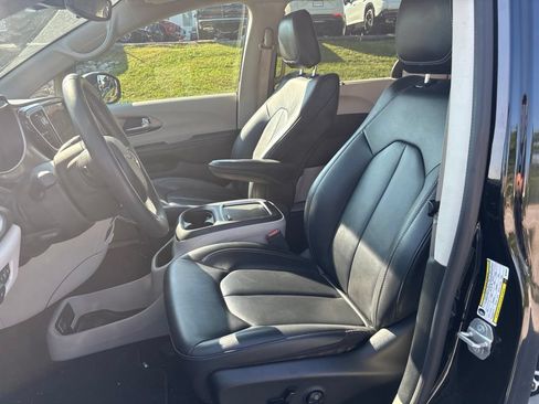 Used 2024 Chrysler Pacifica Touring-L FWD image 6