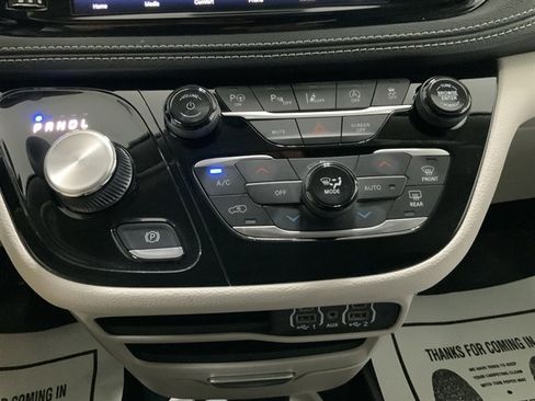 Used 2024 Chrysler Pacifica Touring-L image 42
