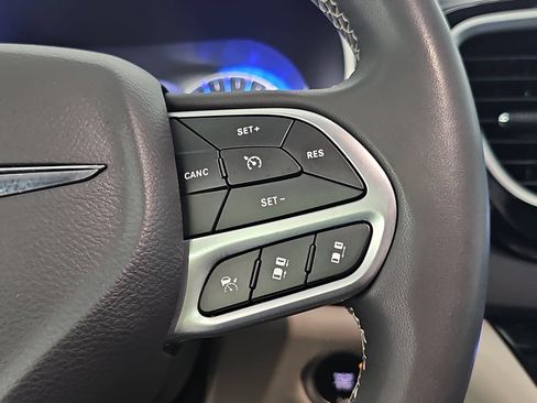 Used 2023 Chrysler Pacifica Touring-L FWD image 16