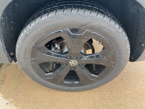 Used 2025 Volkswagen Taos SE image 11