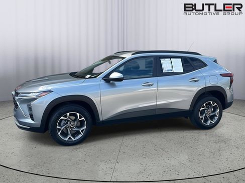 Used 2025 Chevrolet Trax LT image 3