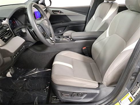 Used 2025 Toyota Camry SE image 19