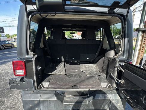 Used 2016 Jeep Wrangler Unlimited Rubicon w/ Connectivity Group AWD/4WD image 16