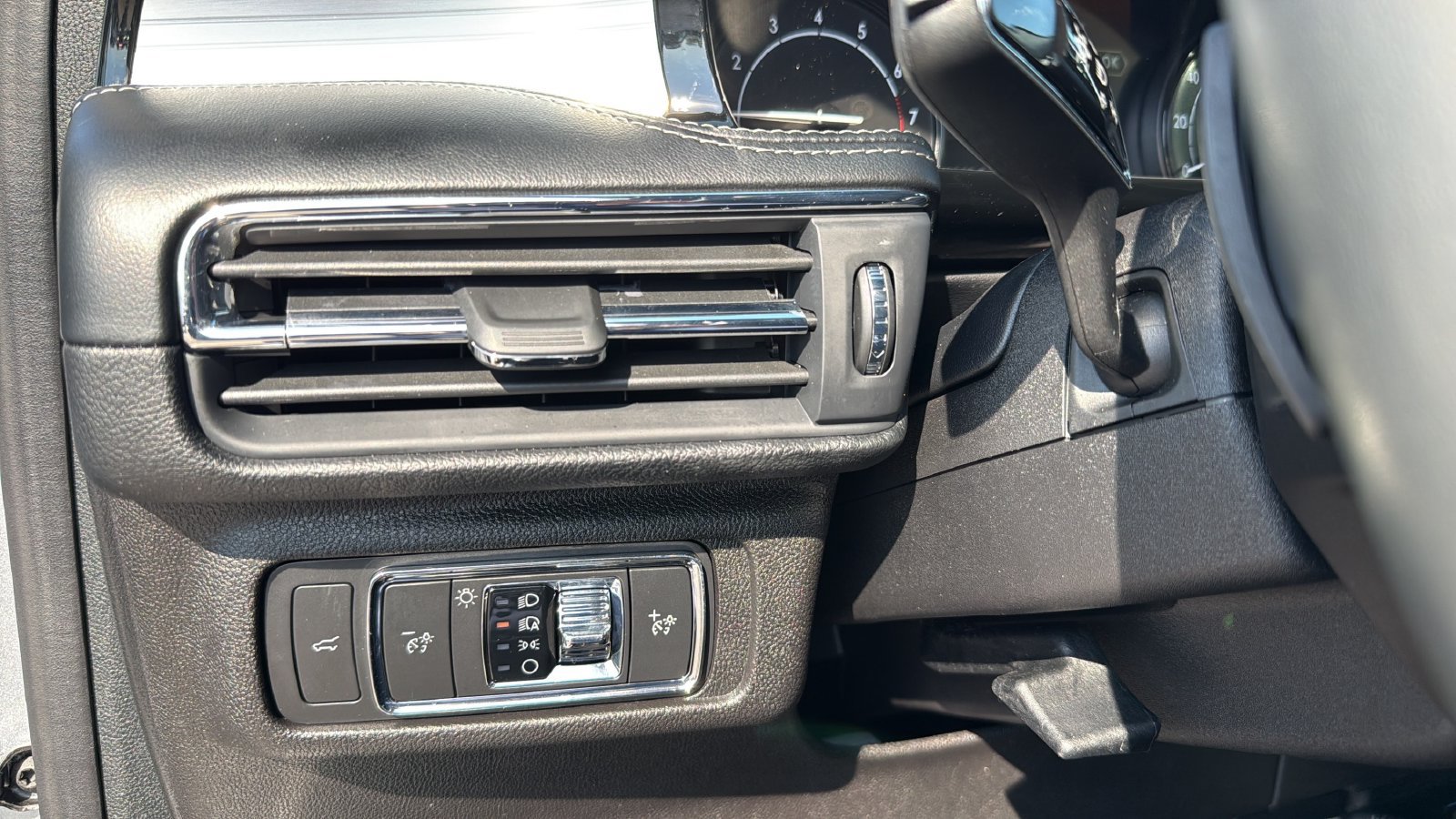 Used 2022 Lincoln Corsair FWD w/ Premium Package image 17