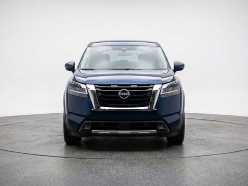Used 2025 Nissan Pathfinder SV image 2