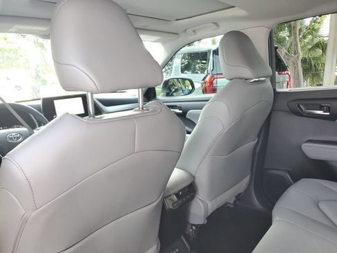 Used 2024 Toyota Highlander XLE FWD image 15