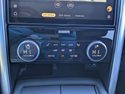 Used 2024 Land Rover Discovery Dynamic SE image 16