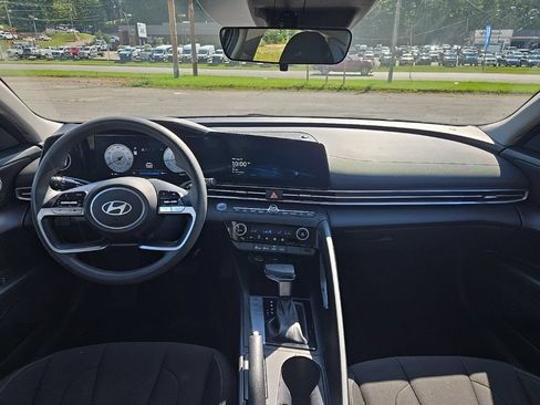 Used 2024 Hyundai Elantra SEL FWD image 3
