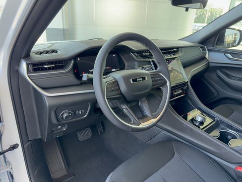 Used 2025 Jeep Grand Cherokee L Laredo image 12