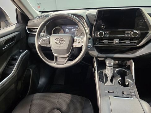 Certified 2025 Toyota Highlander LE FWD image 9