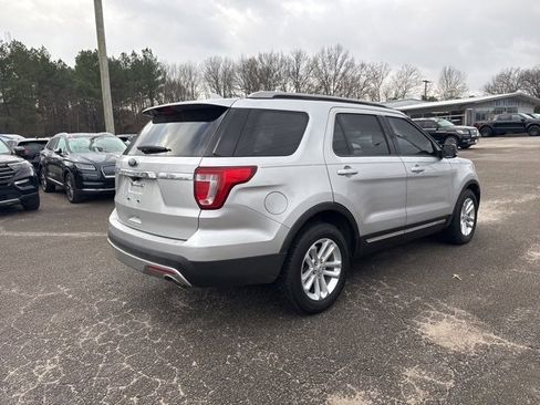 Used 2017 Ford Explorer XLT image 12