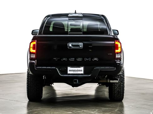 Used 2019 Toyota Tacoma TRD Sport image 3