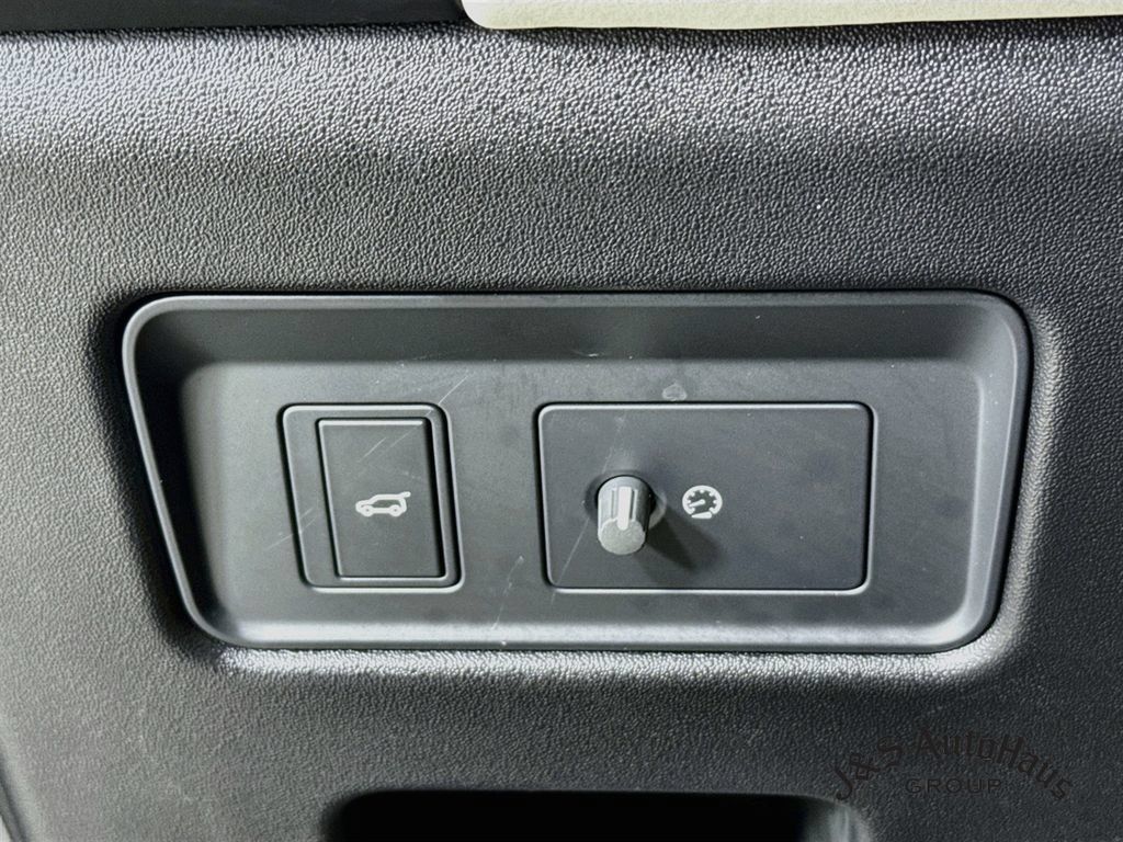 Used 2024 Land Rover Discovery S AWD/4WD image 10