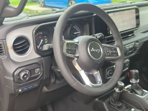 Used 2025 Jeep Wrangler Unlimited Sahara AWD/4WD image 6