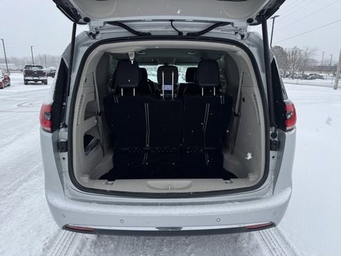 Used 2024 Chrysler Pacifica Touring-L image 37