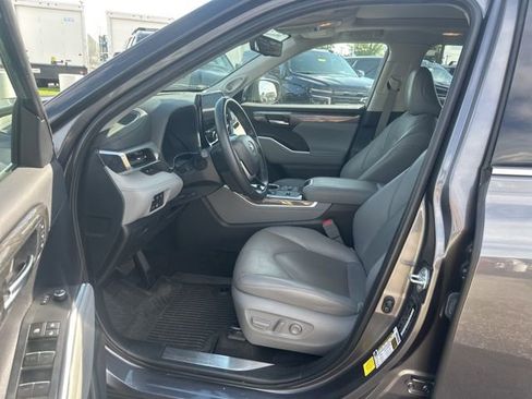 Used 2024 Toyota Highlander Platinum FWD image 16