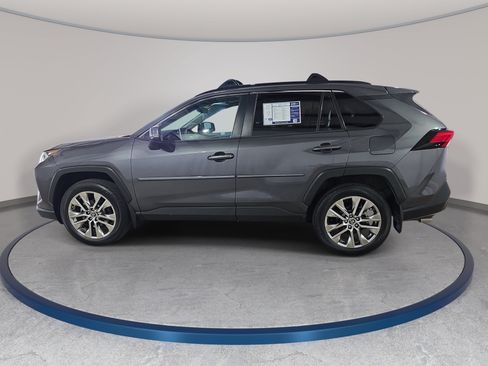 Used 2019 Toyota RAV4 XLE Premium FWD image 9