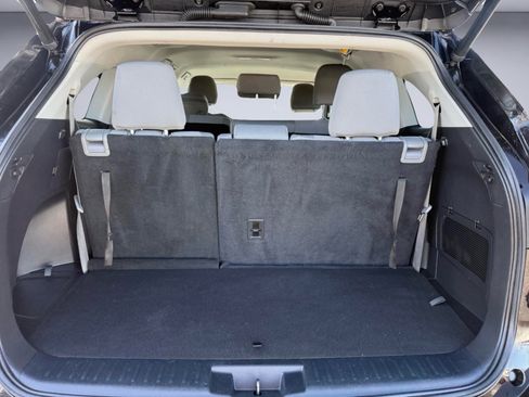 Used 2022 Toyota Highlander LE AWD/4WD image 9