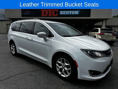 Used 2017 Chrysler Pacifica Touring-L w/ Tire & Wheel Group FWD image 14