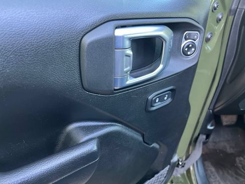 Used 2022 Jeep Gladiator Rubicon w/ Cold Weather Group AWD/4WD image 28