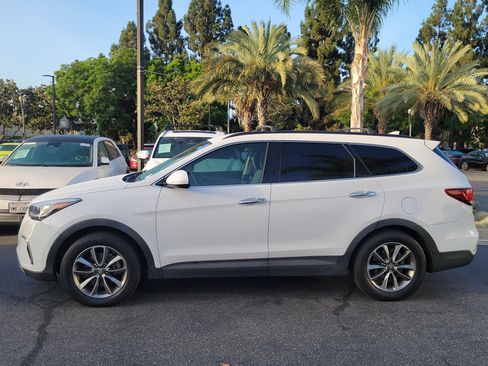 Used 2017 Hyundai Santa Fe SE FWD image 2