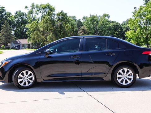 Used 2025 Toyota Corolla LE FWD image 4