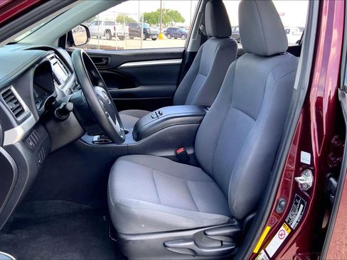 Used 2019 Toyota Highlander LE image 8