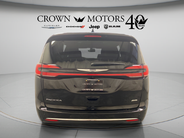 Used 2025 Chrysler Pacifica Select w/ Uconnect Theater Family Group AWD/4WD image 4