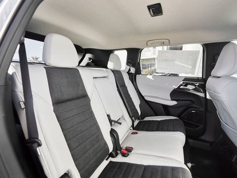 Used 2025 Mitsubishi Outlander SE image 28