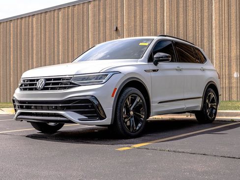 Used 2024 Volkswagen Tiguan SE R-Line AWD/4WD image 4