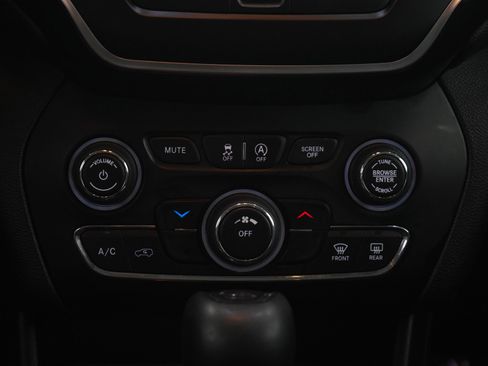 Used 2019 Jeep Cherokee Latitude Plus w/ Cold Weather Group FWD image 18