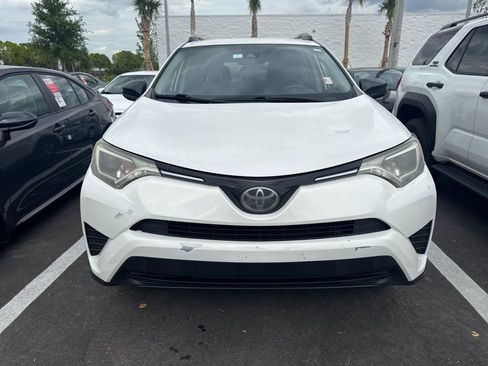 Used 2018 Toyota RAV4 LE FWD image 2