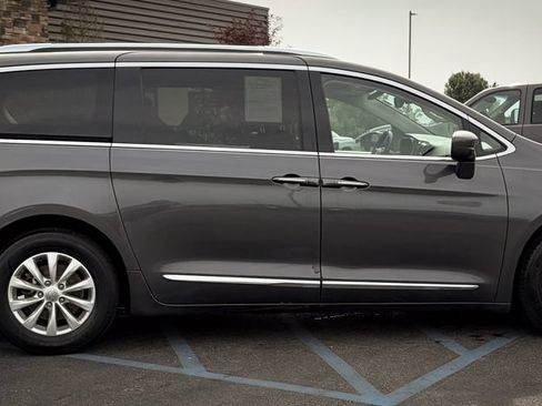 Used 2018 Chrysler Pacifica Touring-L FWD image 33