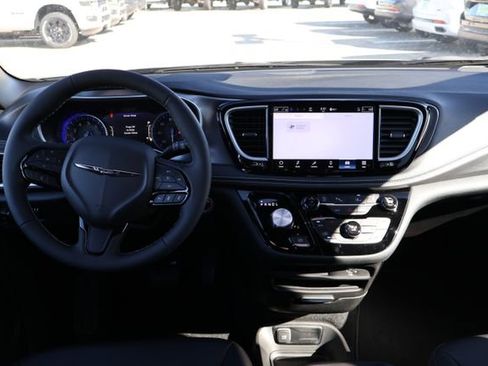 New 2026 Chrysler Pacifica Select image 12