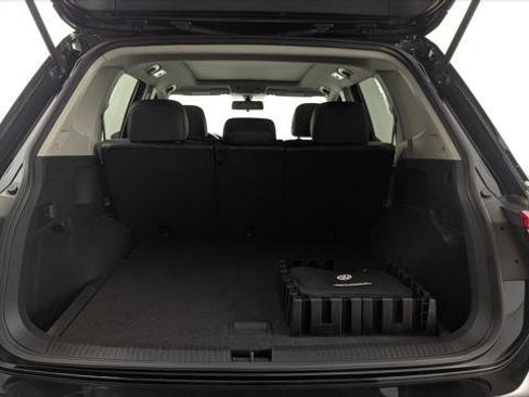 Used 2021 Volkswagen Tiguan SE w/ Panoramic Sunroof Package image 17