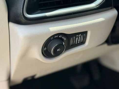 Used 2019 Chrysler Pacifica Touring-L FWD image 34