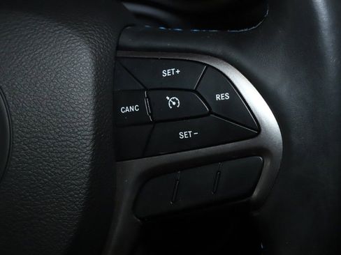 Used 2019 Jeep Grand Cherokee Laredo image 25