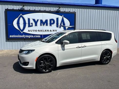 Used 2019 Chrysler Pacifica Touring-L w/ S Appearance Package FWD image 1