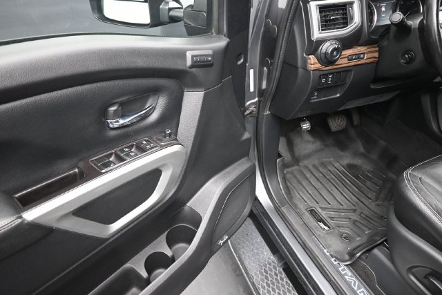 Used 2021 Nissan Titan SL w/ Moonroof Package AWD/4WD image 17