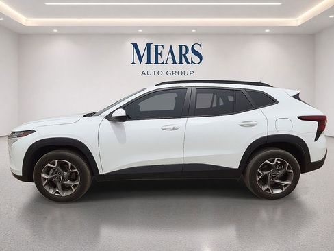 Used 2025 Chevrolet Trax LT w/ Driver Confidence Package FWD image 2