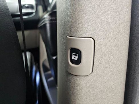 Used 2018 Dodge Grand Caravan SXT image 34