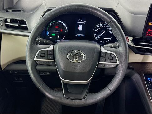 Used 2024 Toyota Sienna XLE image 37